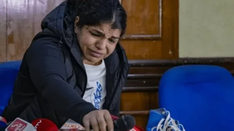 WFI के नये प्रसिडेंट की नियुक्ति का विरोध,Wrestler Sakshi Malik ने रोते हुए भारतीय कुश्ती को कहा अलविदा