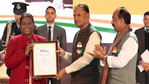 Swachh Survekshan 2023: इंदौर और सूरत भारत के सबसे स्वच्छ शहर, स्वच्छता सर्वेक्षण में दिल्ली को मिला 90वां स्थान