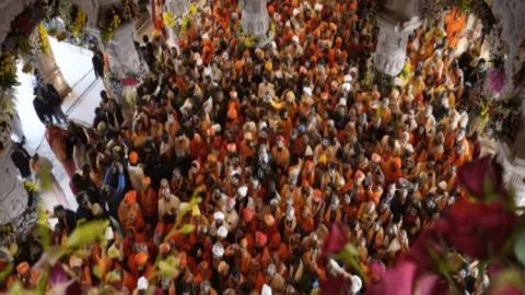 Ram Mandir Ayodhya : राम मंदिर में रामलला के दर्शन के लिए उमड़ी भारी भीड़