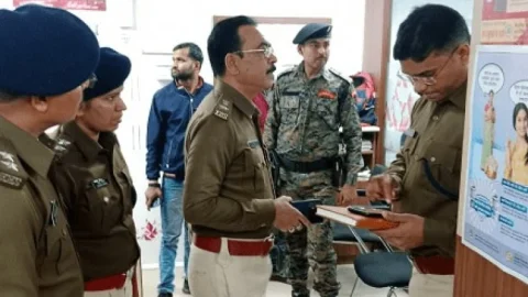 Bihar: अररिया में दिनदहाड़े Axis Bank में डकैती, 90 लाख रुपये लूट कर फायरिंग करते भागा क्रिमिनल