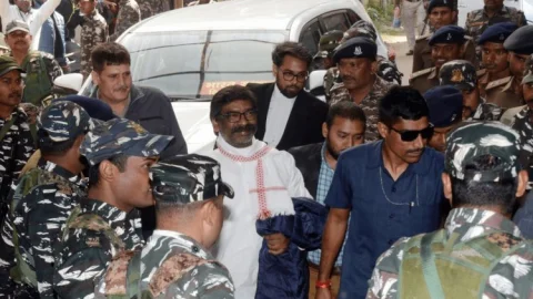 Jharkhand: बिरसा मुंडा सेंट्रल जेल पहुंचे हेमंत सोरेन, रात में मिला दूध और रोटी-भुजिया, सिक्युरिटी में 24 पुलिसकर्मी तैनात