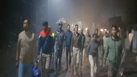 Dhanbad: लोयाबाद में ट्रक की चपेट में आने से युवक की मौत, ग्रामीणों ने जमकर किया हंगामा, तोड़फोड़, पथराव