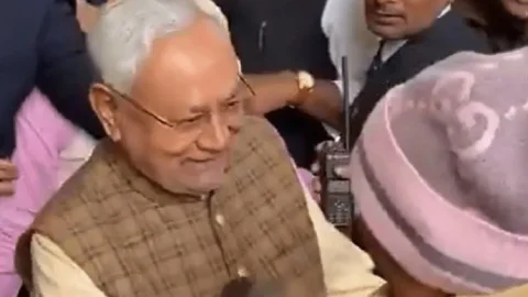 Bihar : पॉलिटिकल 'डाइवोर्स' के बाद पहली बार मिले लालू-नीतीश, हाथ जोड़कर किया अभिवादन