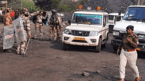Dhanbad: BCCL की आउटसोर्सिंग में वर्चस्व की जंग : रागिनी व रघुकुल समर्थकों में हिंसक झड़प, फायरिंग, बमबारी