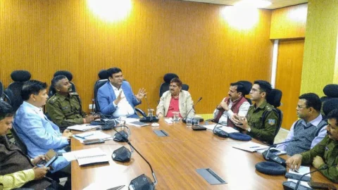 Dhanbad: डीसी ने की MLA के साथ बैठक, सभास्थल पर सिटिंग अरेंजमेंट, वाहन पार्किंग, आदि बिंदुओं पर चर्चा
