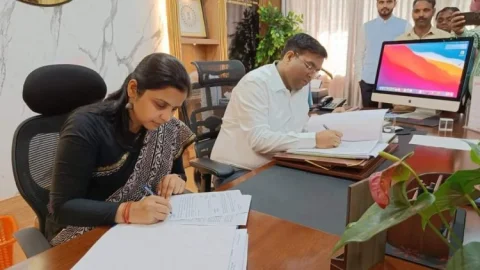 Dhanbad: IAS माधवी मिश्रा ने धनबाद 53 वें DC के रूप में पदभार संभाला, वरुण रंजन से लिया चार्ज
