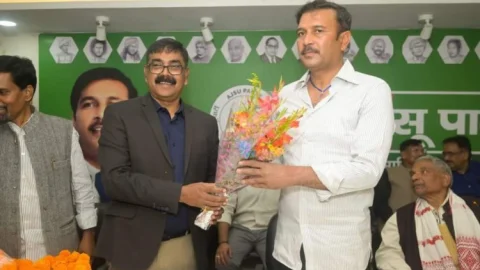 Jharkhand:एक्स डीआईजी संजय रंजन सिंह अब करेंगे पॉलिटिक्स, आजसू पार्टी की सदस्यता ग्रहण की