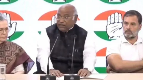 New Delhi: 'कांग्रेस के बैंक अकाउंट्स फ्रीज, हम चुनाव प्रचार नहीं कर पा रहे हैं': राहुल गांधी 