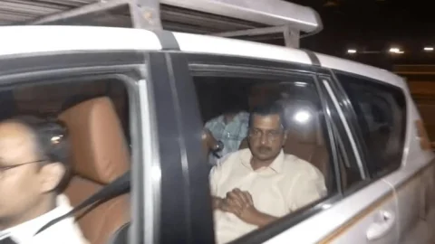 Arvind Kejriwal Arrest : एक्साइज पॉलिसी मामले में दिल्ली के CM अरविंद केजरीवाल अरेस्ट, कोर्ट में होगी पेशी