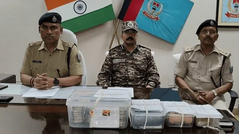 चाईबासा पुलिस को मिली बड़ी सफलता, समर्थक दो सगा भाई अरेस्ट, 10 लाख रुपये लेवी की राशि समेत कई सामान बरामद