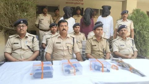 Jharkhand: गढ़वा में पुलिस की बड़ी कार्रवाई, भारी मात्रा में इलिगल आर्म्स बरामद, तीन अरेस्ट
