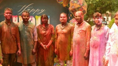 Dhanbad: DC- SSP आवास पर होली मिलन समारोह, जिलेवासियों को दी होली की शुभकामनाएं