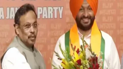 New Delhi: राहुल गांधी के करीबी रवनीत बिट्टू BJP में शामिल, पंजाब में कांग्रेस को फिर बड़ा झटका