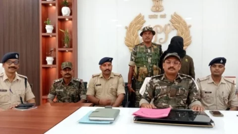 Jharkhand : लातेहार में पुलिस को मिली बड़ी सफलता, पांच लाख का इनामी नक्सली अरेस्ट