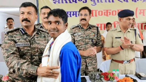 Jharkhand: चाईबासा में भाकपा माओवादी के 15 नक्सलियों ने किया सरेंडर
