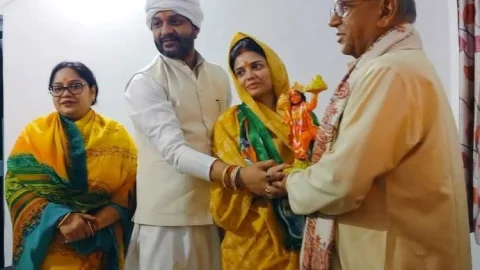 MLA सरयू राय से जमशेदपुर में मिली धनबाद की कांग्रेस कैंडिडेट अनुपमा सिंह, पैर छूकर मांगा आशीर्वाद