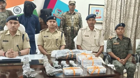 Jharkhand:चाईबासा में PLFI के एरिया कमांडर समेत तीन अरेस्ट, दो AK-47 जब्त