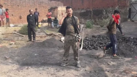 Dhanbad: CISF की पिटाई से कोयला चोर बेहोश,  सब इंस्पेक्टर व जवान बने बंधक, पुलिस ने छुड़ाया