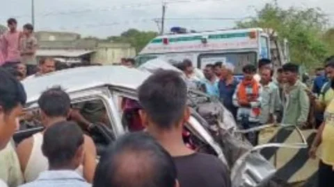 Dhanbad: बरवाअड्डा में जीटी रोड पर ट्रेलर व वैन में टक्कर, ड्राइवर समेत तीन लोगों की मौत, सात घायल