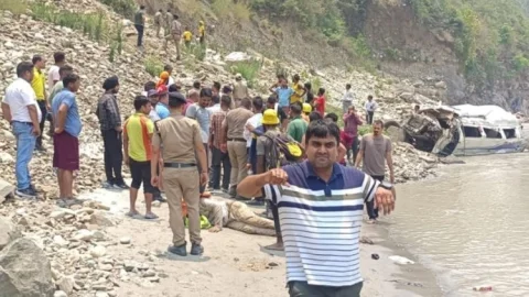 Uttarakhand:बदरीनाथ हाईवे पर बड़ा हादसा, पर्यटकों का टेंपो ट्रैवलर अलकनंदा नदी में गिरा, आठ लोगों की मौत