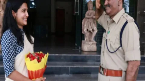 Telangana:फादर्स डे पर पुलिस अफसर पिता ने किया अपनी IAS बेटी को सैल्यूट