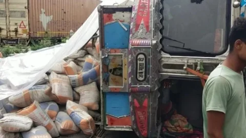 Bihar : गोपालगंज में चलती कार पर पलटा सीमेंट लदा ट्रक, महिला पुलिस सब इंस्पेक्टर व ड्राइवर की मौत