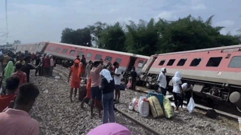 UP Dibrugarh Train Accident:गोंडा में रेल हादसा, चंडीगढ़ एक्सप्रेस के आठ डिब्बे बेपटरी, दो की मौत