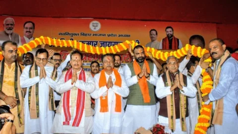 Bihar: दिलीप जायसवाल ने संभाला स्टेट प्रसिडेंट का कार्यभार, चांदी का मुकुट पहनाकर हुआ अभिनंदन