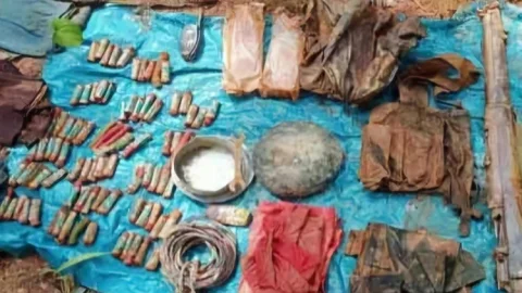 Jharkhand:चाईबासा में पुराने नक्सली डम्प को सुरक्षा बलों ने किया ध्वस्त