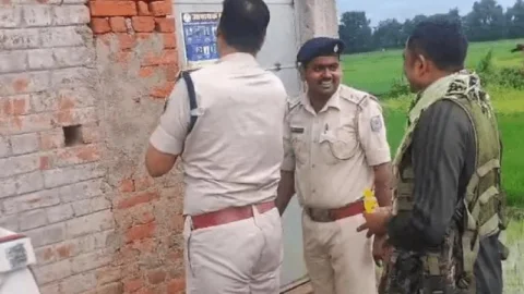 Jharkhand: पलामू पुलिस ने छेड़ा पोस्टर वार, नक्सलियों की करतूत जानेगा हर घर