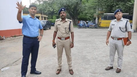 Dhanbad: डीआईजी ने धनबाद महिला पुलिस स्टेशन का किया निरीक्षण
