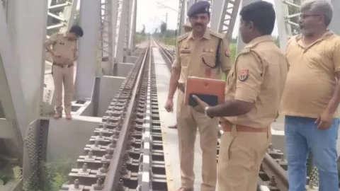 Uttar Pradesh: रेलवे ट्रैक पर रील बना रहे वाइफ-हसबैंड व ढाई साल के बच्चे की ट्रेन से कटकर मौत