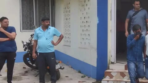 Jharkhand: धनबाद में CBI ने ECL के कोलियरी मैनेजर व कलर्क को घूस लेते अरेस्ट किया