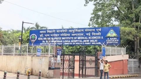 Delhi:डॉक्टरों ने जोड़ी युवक की कलाई, मशीन में कट गया था हाथ