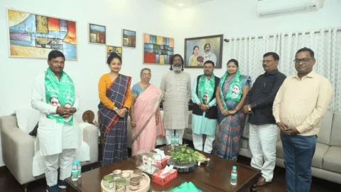 Jharkhand Assembly Elections 2024: BJP और आजसू के कई नेता हुए JMM में शामिल