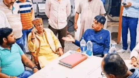Dhanbad:धनबाद जिला कांग्रेस अध्यक्ष संतोष सिंह की दबंगई ! , बैभव सिन्हा व समर्थकों को मारपीट कर किया घायल