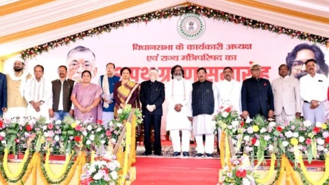 Jharkhand Cabinet Expansion: झारखंड में 11 MLA ने ली मंत्री पद की शपथ, छह दिसंबर को होगी कैबिनेट की बैठक