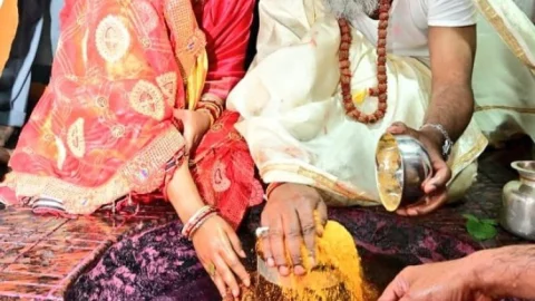 Jharkhand:CM हेमंत सोरेन ने वाइफ कल्पना संग बाबा बैद्यनाथ व बासुकिनाथ मंदिर में की पूजा