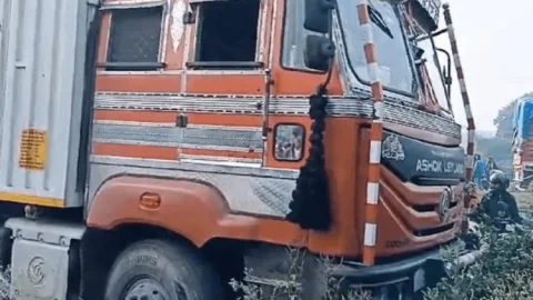 Dhanbad: NH- 19 पर  कंटेनर में घुसी  बाइक, युवक की मौत, दो महिलाएं जख्मी