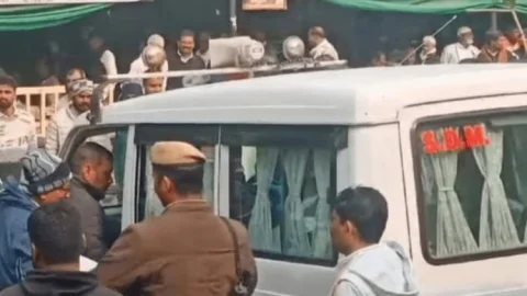 Uttar Pradesh: वकीलों ने किया बहिष्कार, ट्रेनी IAS सई आश्रित शाकमुरी अपनी गाड़ी में ही लगाई कोर्ट