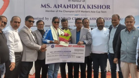 Dhanbad: इंडिया अंडर-19 क्रिकेट टीम में सलेक्टेड आनंदिता किशोर को डीसीए ने किया सम्मानित