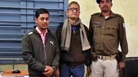 Jharkhand: धनबाद में ACB का एक्शन, रिकॉर्ड रूम का बड़ा बाबू और सहकर्मी को घूस लेते किया अरेस्ट