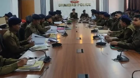 Dhanbad: DIG ने पुलिस अफसरों के साथ की बैठक, क्राइम कंट्रोल को ले दिये कई निर्देश