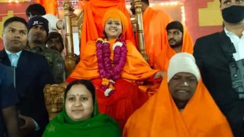 Mahakumbh 2025: महाकुंभ में मकर संक्रांति पर Dhanbad MP ढूलू महतो ने धर्मपत्नी के साथ लगायी डुबकी