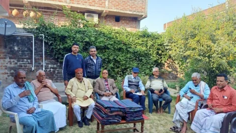 Dhanbad: ओम दिनकर सेवा ट्रस्ट के द्वारा खरनी  एवं चुटियारो में कंबल वितरण