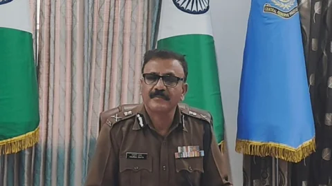Jharkhand : चाईबासा में सुरक्षा बलों ने महिला नक्सली समेत दो को किया ढेर, आर्म्स व गोली बरामद