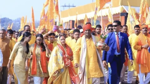 Dhanbad:रामराज मंदिर के वार्षिकोत्सव व श्री राम महायज्ञ की कलश यात्रा में उमड़ी श्रद्धालुओं की भींड़