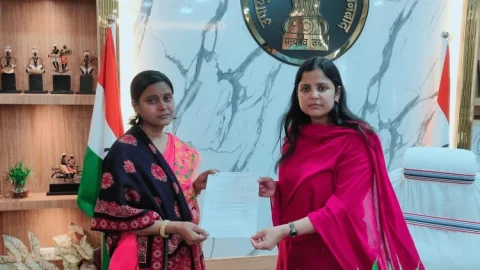Dhanbad: विधानसभा चुनाव  ड्यूटी में मृत कर्मी के आश्रित को डीसी ने सौंपा 15 लाख की अनुग्रह अनुदान राशि