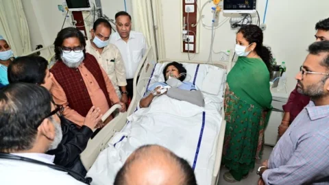 Mahua Maji Accident: महाकुंभ से लौटते समय MP महुआ माजी की कार एक्सीडेंट, हाथ फ्रैक्चर