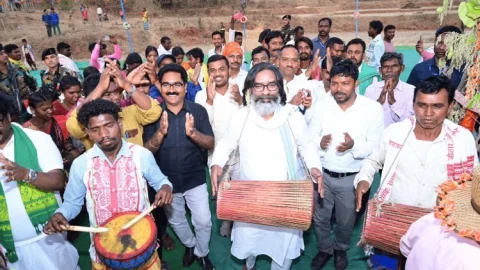 Jharkhand: नेमरा गांव में 'बाहा पर्व' में शामिल हुए CM हेमंत सोरेन, राज्यवासियों की समृद्धि की कामना की